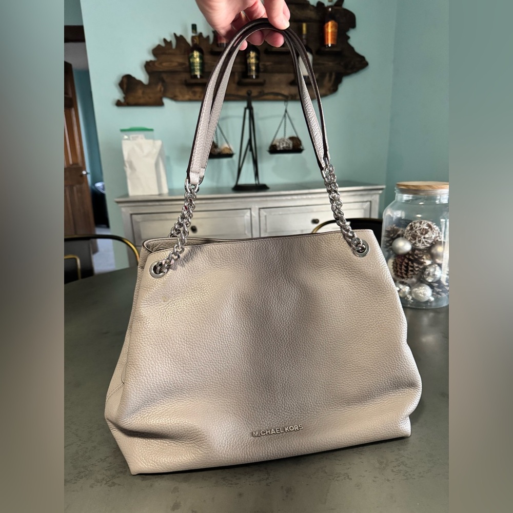 Michael Kors Jet Set Large Chain Shoulder Tote - Pearl Grey
